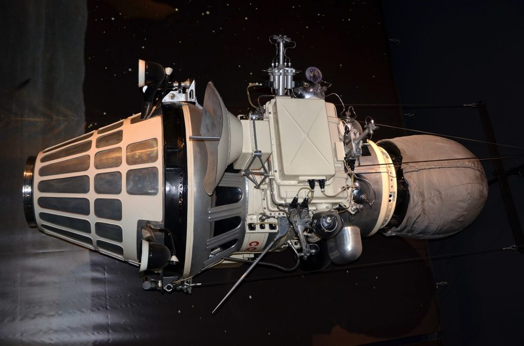 Luna 9 fait partie du programme Luna, qui comprend plus d’une quarantaine de missions robotiques lancées entre 1959 et 1976 par l’Union soviétique pour étudier la Lune